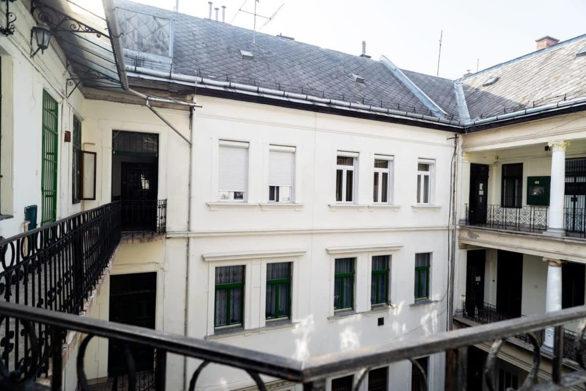 Large Apartment At Perfect Central Location Budapest Bagian luar foto