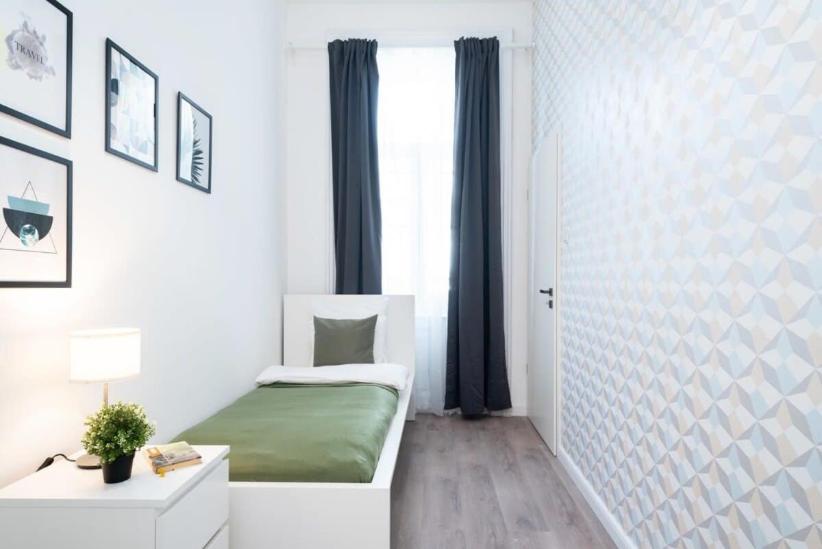Large Apartment At Perfect Central Location Budapest Bagian luar foto