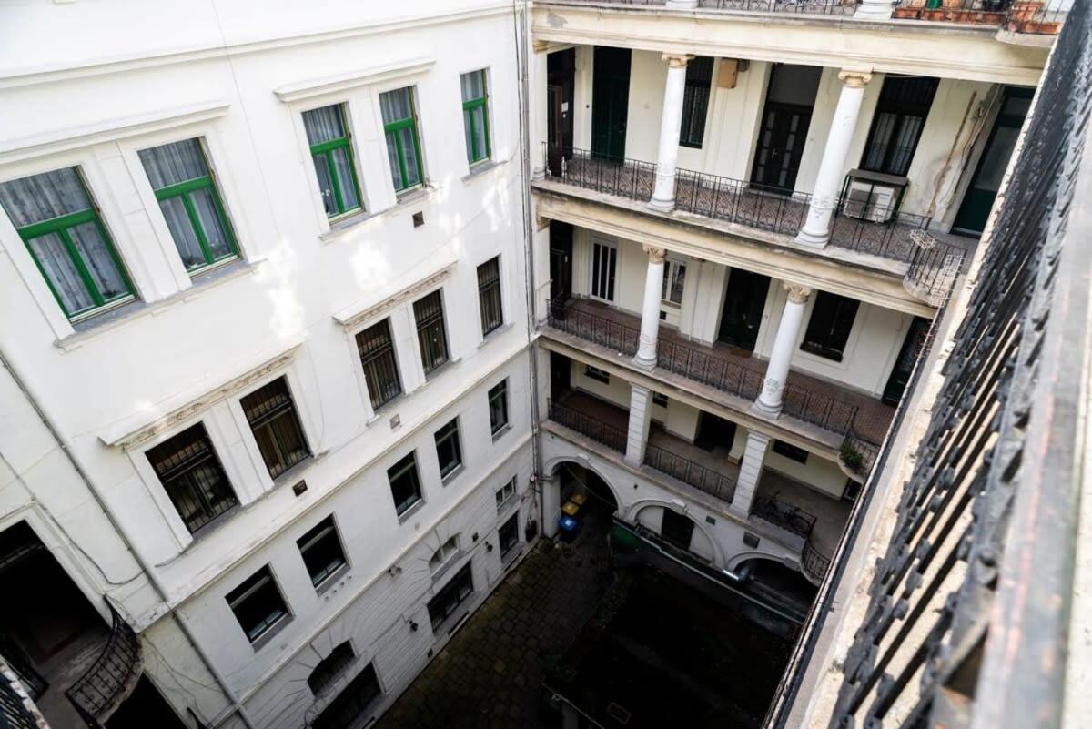 Large Apartment At Perfect Central Location Budapest Bagian luar foto